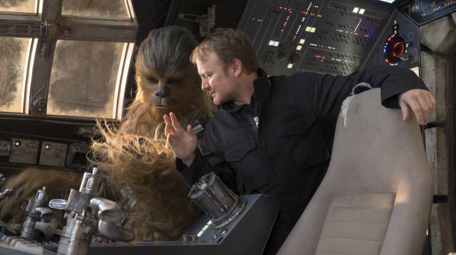 Joonas Suotamo, el nuevo actor dentro de Chewbacca, y Rian Johnson, en en Halcón Milenario.