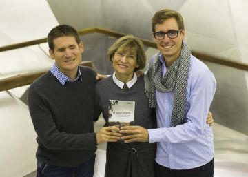 Dos hermanos y su madre ganan el Premio Feel Good de literatura