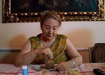 A sus pies, surrealista Julita