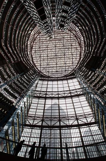 Interior del Thompson Center de Chicago.