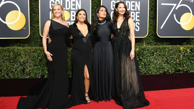 Desde la izquierda, Reese Witherspoon, Eva Longoria, Salma Hayek y Ashley Judd, en la entrada a los Globos de Oro.