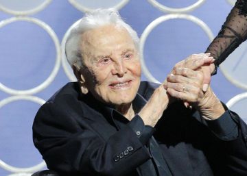 Kirk Douglas y Catherine Zeta Jones, en la gala de los 75º Globos de Oro.