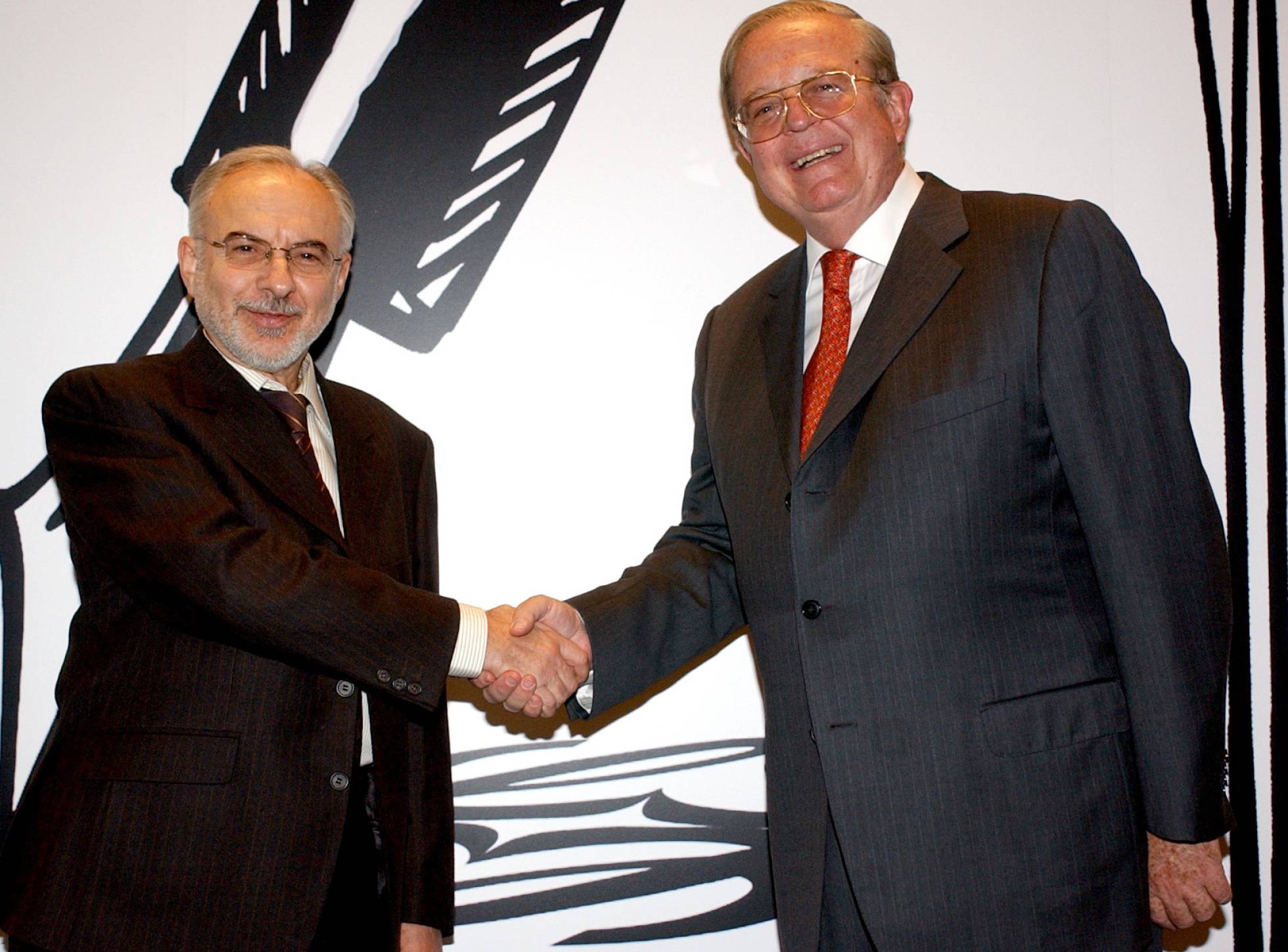 Imagen de archivo del poeta Antonio Gracia (izquierda) recibiendo el Premio de Poesía Loewe, junto a Enrique Loewe, presidente de la empresa del mismo nombre.