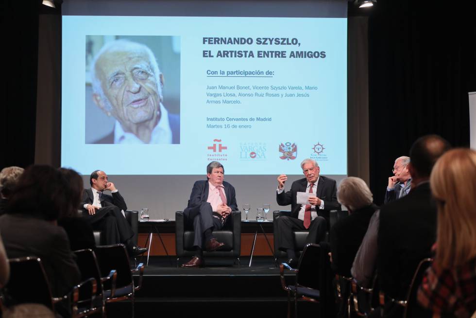 Un momento del homenaje a Szyszlo, ayer en el Cervantes de Madrid.