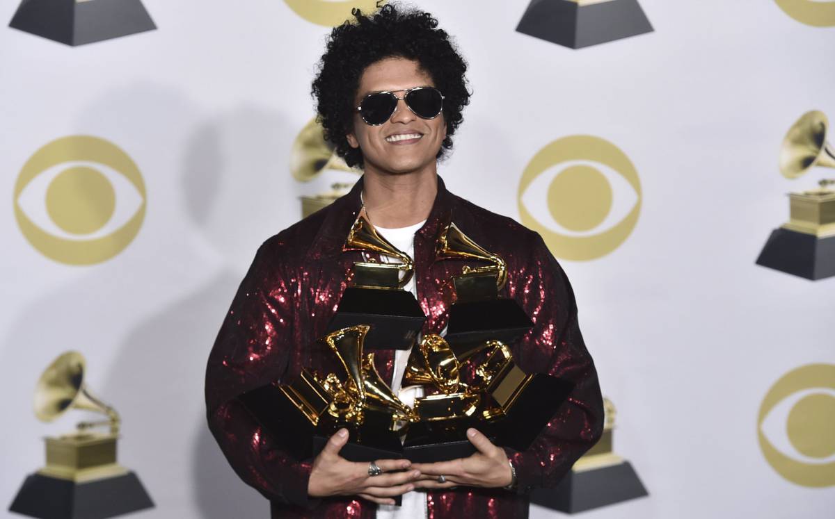 Bruno Mars posa con sus seis Grammy.