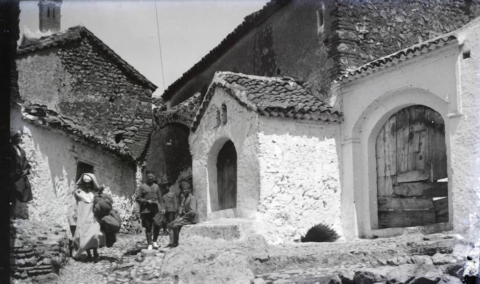 Fotografía tomada por el capitán Bosch Díaz en la localidad de Xauen, en una fecha sin determinar.