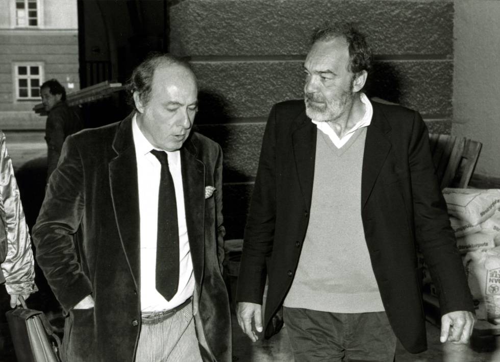 Eduardo Arroyo (i) junto al director escénico, y su amigo, Klaus Michael Grüber, en el año 2000, durante los preparativos de la obra 'Tristán e Isolda', de la que Arroyo hizo los decorados.