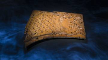 El trozo de panel del salón de primera clase del 'Titanic', rescatado del mar, en la exposición.