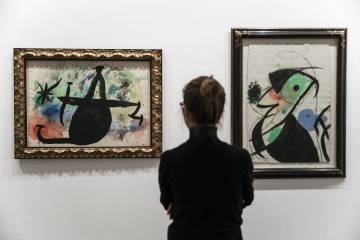 Dos de los cuadros del artista catalán que componen la exposición.