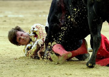 El Juli indulta un toro en Bogotá y sufre una herida en el muslo izquierdo