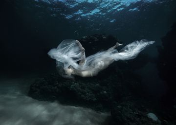 Isabel Muñoz, como plástico en el agua