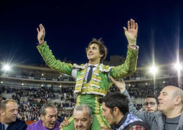 Roca Rey adelanta la “cremà” de la feria de Fallas y abre la puerta grande