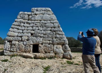 El monumento prehistórico más importante de Menorca aparece lleno de pintadas