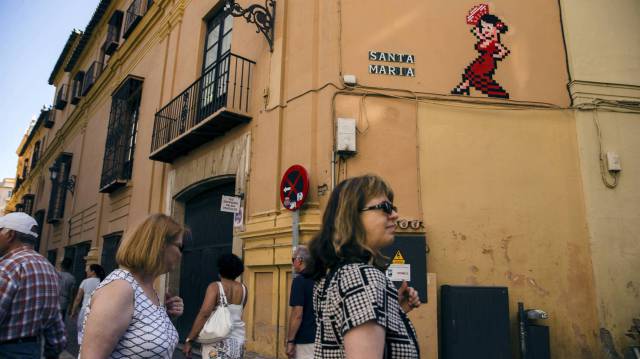 Mosaico de Invader colocado en Málaga.