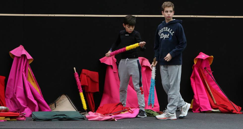 A class in progress at the bullfighting academy.