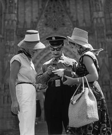 Policía y turistas fotografiados por Forcano junto a la catedral de Barcelona.