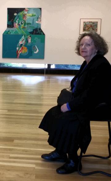 La artista Teresa Magalhães, en la exposición de sus cuadros.