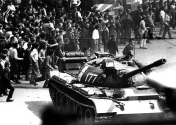 Ciudadanos checoslovacos se enfrentan a los tanques de la URSS, en Praga, el 24 de agosto de 1968.