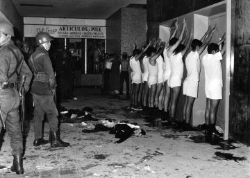 Estudiantes universitarios custodiados por la policía en Tlatelolco en octubre de 1968.