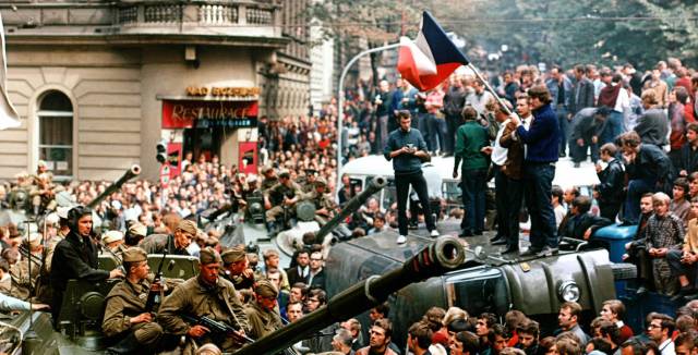 Soldados soviéticos tratan de llegar a la sede de la radio checoslovaca en Praga en agosto de 1968.
