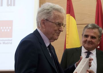 Santos Juliá recibe el Francisco Umbral por su ‘Transición’