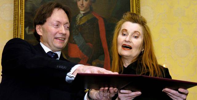 Engdahl entrega a Elfriede Jelinek el diploma del Nobel de Literatura.
