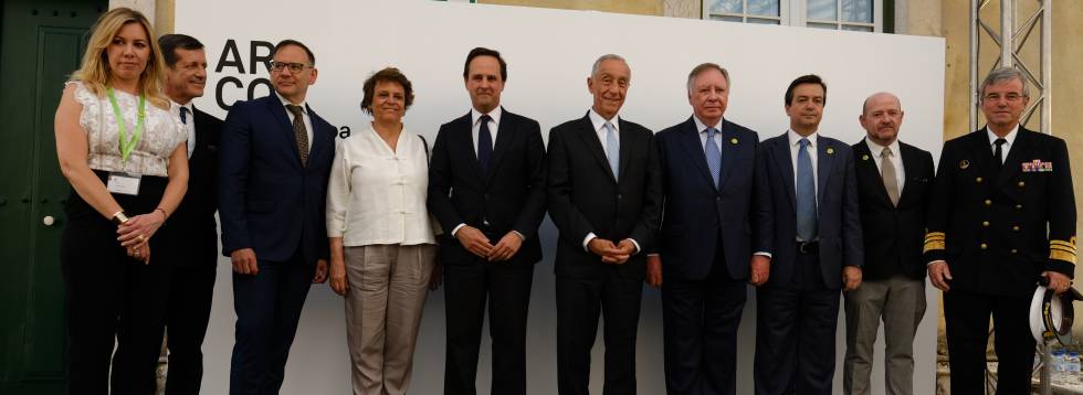 Foto de familia en la inauguración de ARCO Lisboa. Entre otros, el embajador de España en Portugal, Eduardo Gutiérrez Sáenz de Buruaga (segundo por la derecha); el alcalde de Lisboa, Fernando Medina (quinto por la derecha); el presidente de Portugal, Marcelo Rebelo de Sousa (sexto); el presidente del Comité Ejecutivo de Ifema, Clemente Gónzalez Soler (séptimo), el director de Ifema, Eduardo López-Puertas (octavo) y el director de ARCOlisboa, Carlos Urroz (noveno).