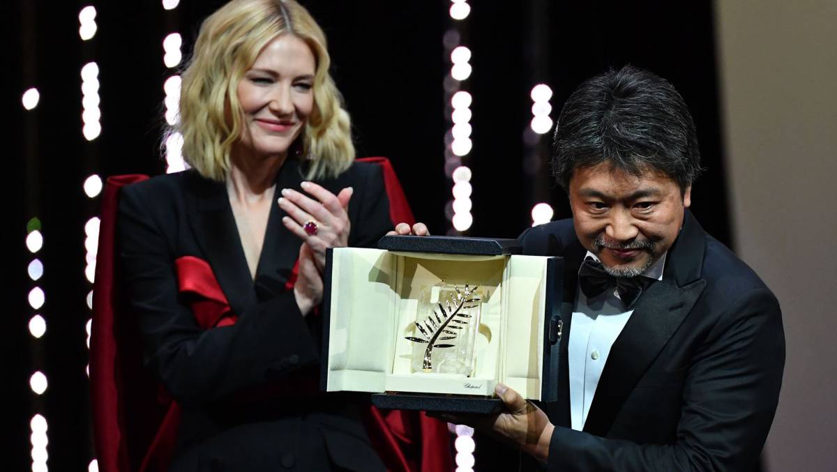 Kore-Eda muestra la Palma de Oro ante Cate Blanchett.