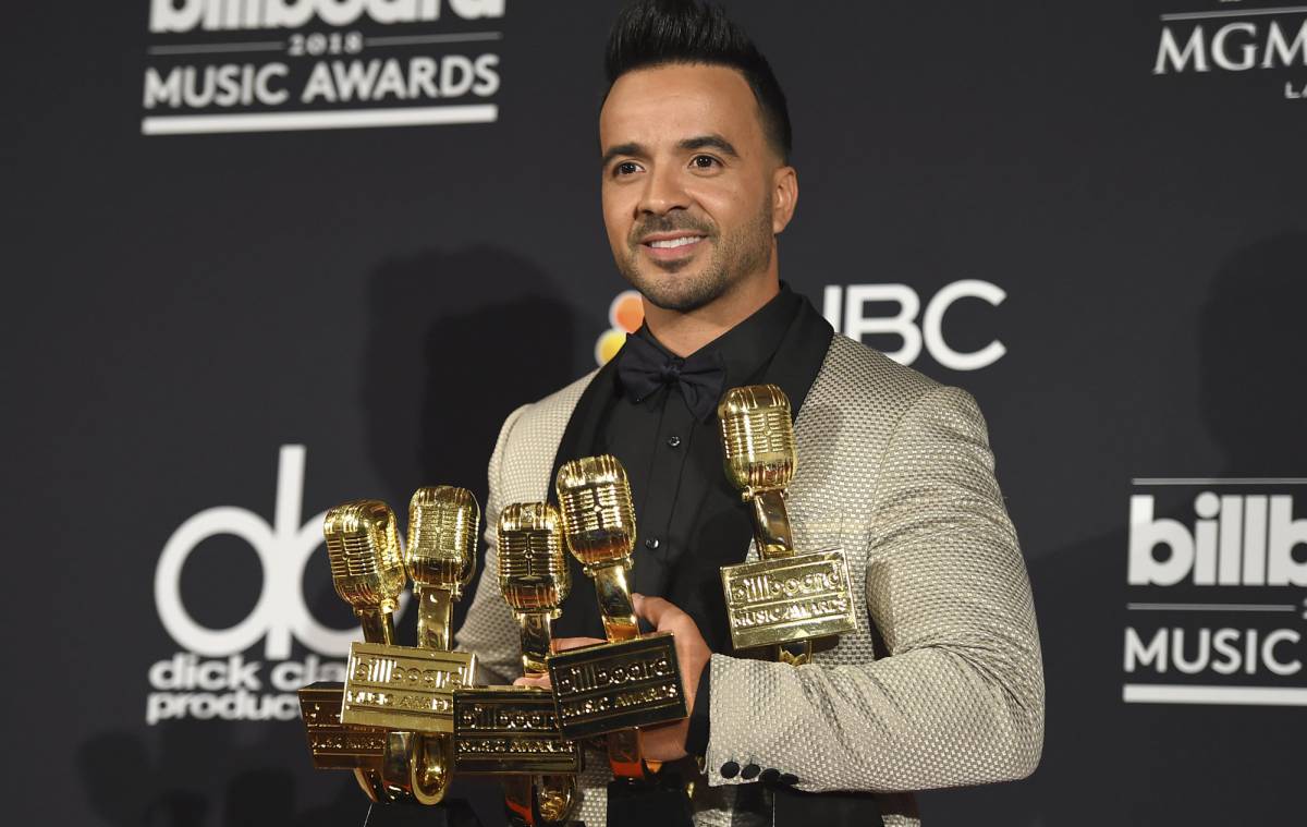 Luis Fonsi, con los galardones obtenidos en los Billboard 2018, incluido el de mejor canción latina por 'Despacito'.