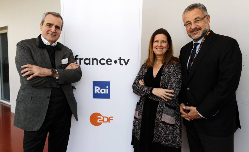 Desde la izquierda, Takis Candilis, de France Télévisions; Eleonora Andreatta, de la RAI, y Frank-Dieter Freiling, de ZDF, las tres cadenas de La Alianza, en un festival televisivo en Lille el 3 de mayo.