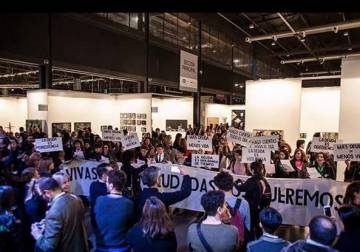 Protesta contra el Gobierno en la inauguración de arteBA.