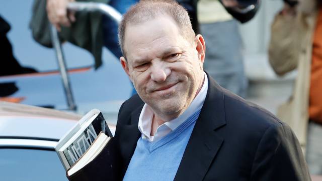 Harvey Weinstein llega a una comisaría de Nueva York para rellenar su ficha policial.
