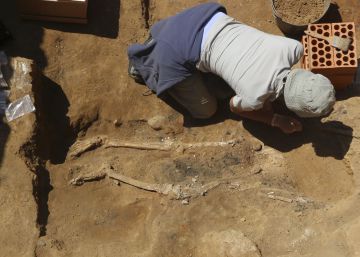 Hallados en el Turuñuelo huesos humanos y la primera estatua de mármol de Tartesos