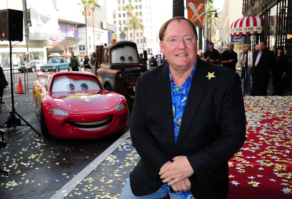 John Lasseter en noviembre de 2011 con los personajes de'Cars, cuando recibió su estrella del Paseo de la Fama de Hollywood