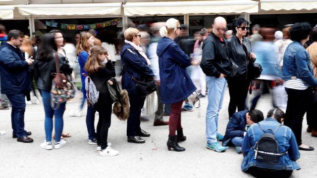 Cola el último domingo de la Feria en una firma de ejemplares.