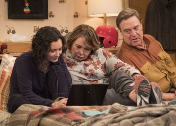 Sara Gilbert, Roseanne Barr y John Goodman, en 'Roseanne'.