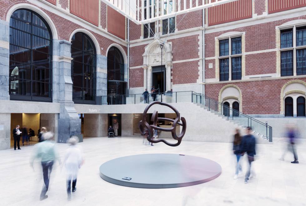 'Homenaje a Calder' (1979), en el atrio del museo.