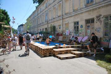Piscina en Bucarest. La instalación temporal construida por StudioBasar en la calle Arthur Verona sustituyó en el verano de 2014 a los coches aparcados.