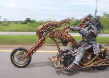 El misterio del motorista disfrazado de ‘Predator’ por una autopista tailandesa
