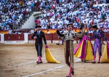 Roca Rey, ídolo de masas, sale a hombros en Alicante
