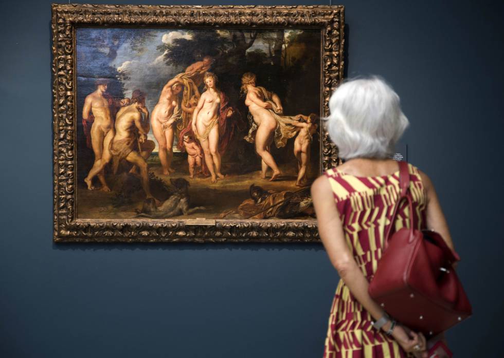 Una visitante, ante 'El juicio de París', de Rubens.