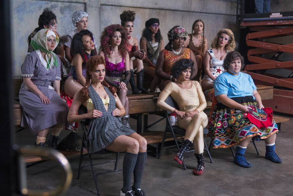 ‘GLOW’, las mujeres golpean de nuevo