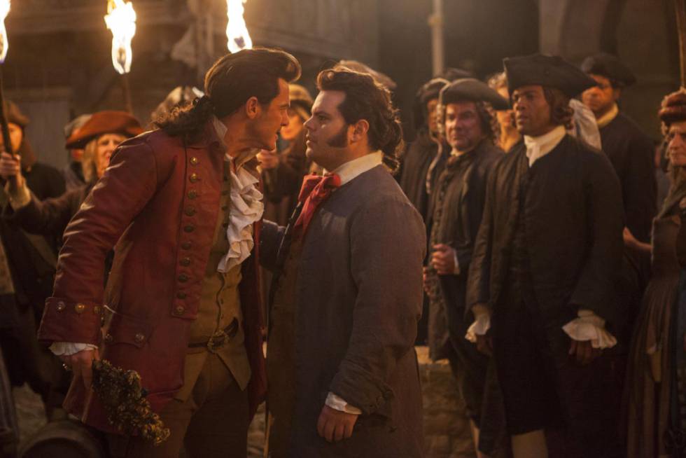 En medio, Josh Gad, de gris, en 'La bella y la bestia'.