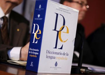 La RAE asegura que no regala diccionarios sino que los dona