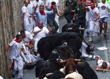 Los toros de la ganaderia salmantina de Puerto de San Lorenzo, han protagonizado el primer encierro de estos Sanfermines 2018.
