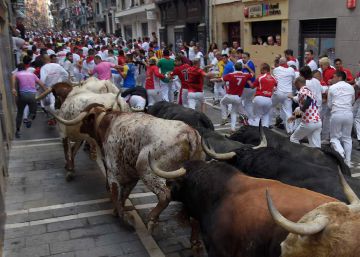 Cuarto encierro de San Fermín: rápida y limpia carrera de los atléticos toros de Fuente Ymbro