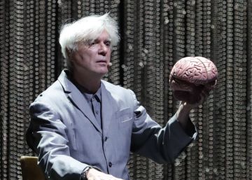 David Byrne, el músico bailarín que hace teatro por un mundo mejor