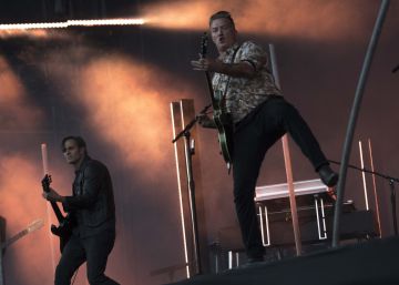El líder de Queens of the Stone Age fuerza que los espectadores invadan la zona VIP del Mad Cool