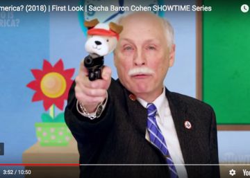 Baron Cohen ridiculiza en su nueva serie a los defensores de las armas