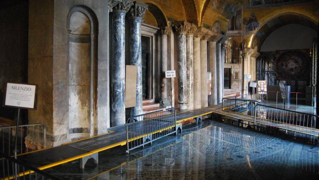 Inundaciones en el nártex de la basílica de San Marcos.